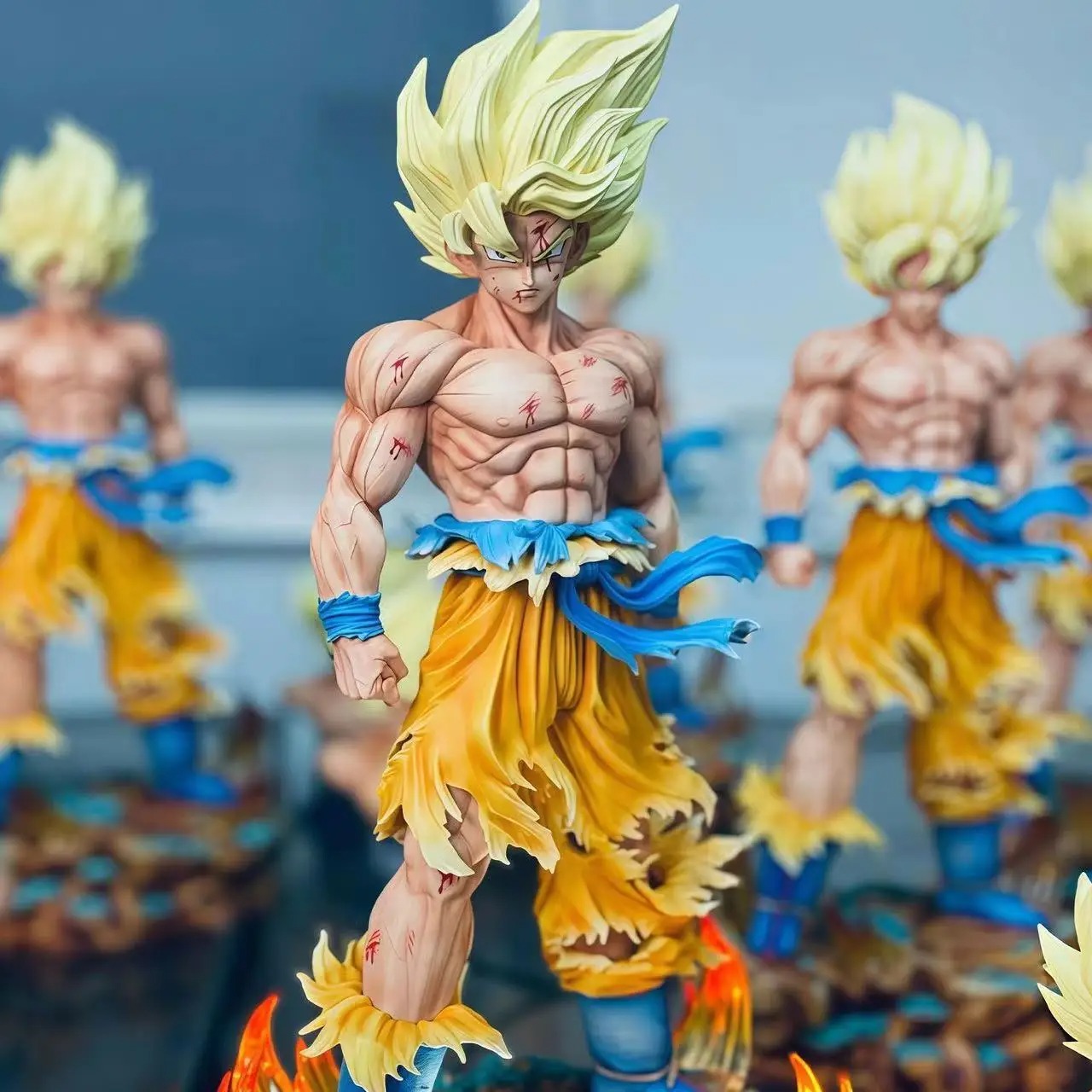 Figurine Goku Super Saiyan – 34 cm – Dragon Ball Z – avec base LED et tête remplaçable
