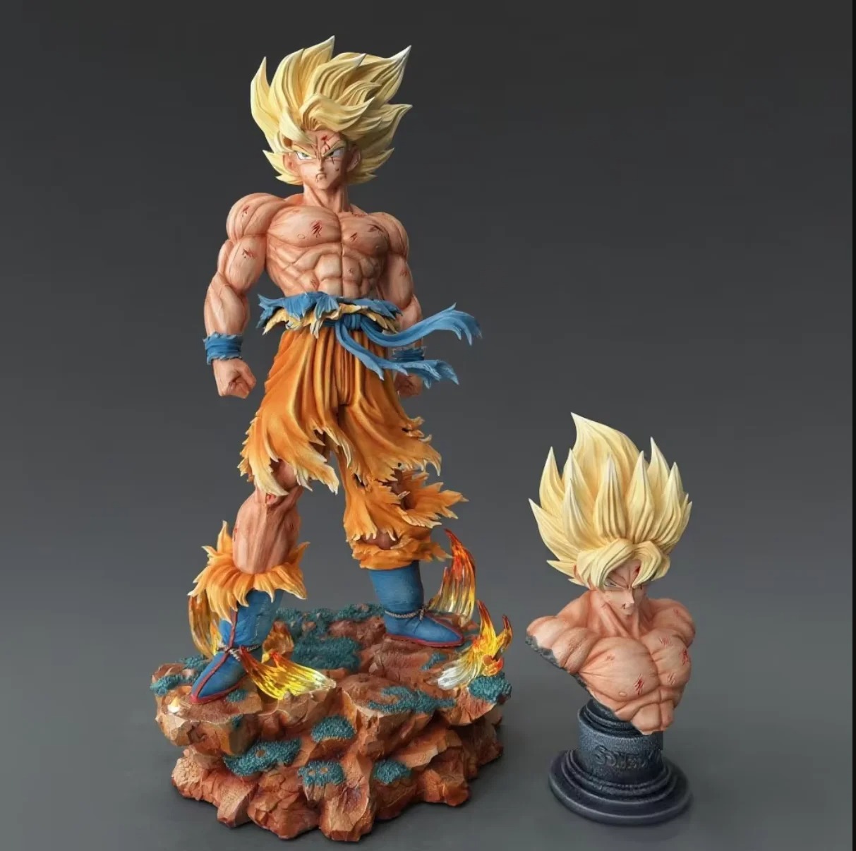 Figurine Goku Super Saiyan – 34 cm – Dragon Ball Z – avec base LED et tête remplaçable